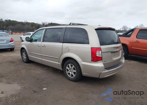 2013 Chrysler Town & Country Touring z USA, uszkodzony, nr VIN 2C4RC1BG3DR526598